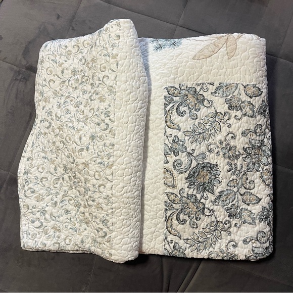 3 Piece King Size Floral Quilt Set with Scalloped Detail - Picture 2 of 6